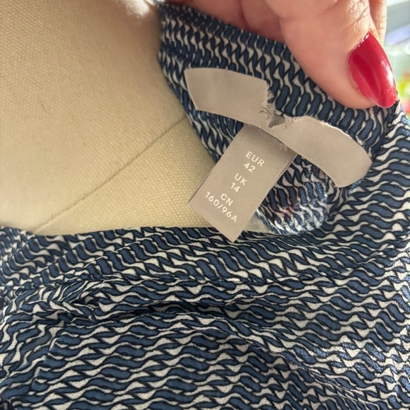 H&M Flutter Sleeve Dress, Dark Blue and white Pattern, V neck, SZ 10, li… - Picture 9 of 9